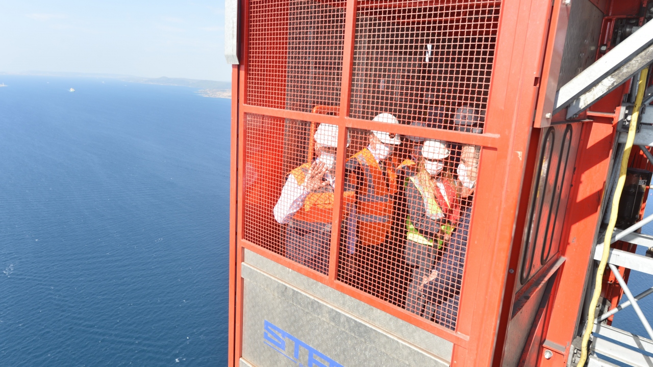1915 Çanakkale Köprüsü inşaatını helikopterle inceledikten sonra şantiyede ilgililerden brifing alan Karaismailoğlu, burada gazetecilere yaptığı açıklamada, Türkiye ve dünyanın en önemli projelerinden birinde özverili şekilde çalıştıklarını söyledi.
