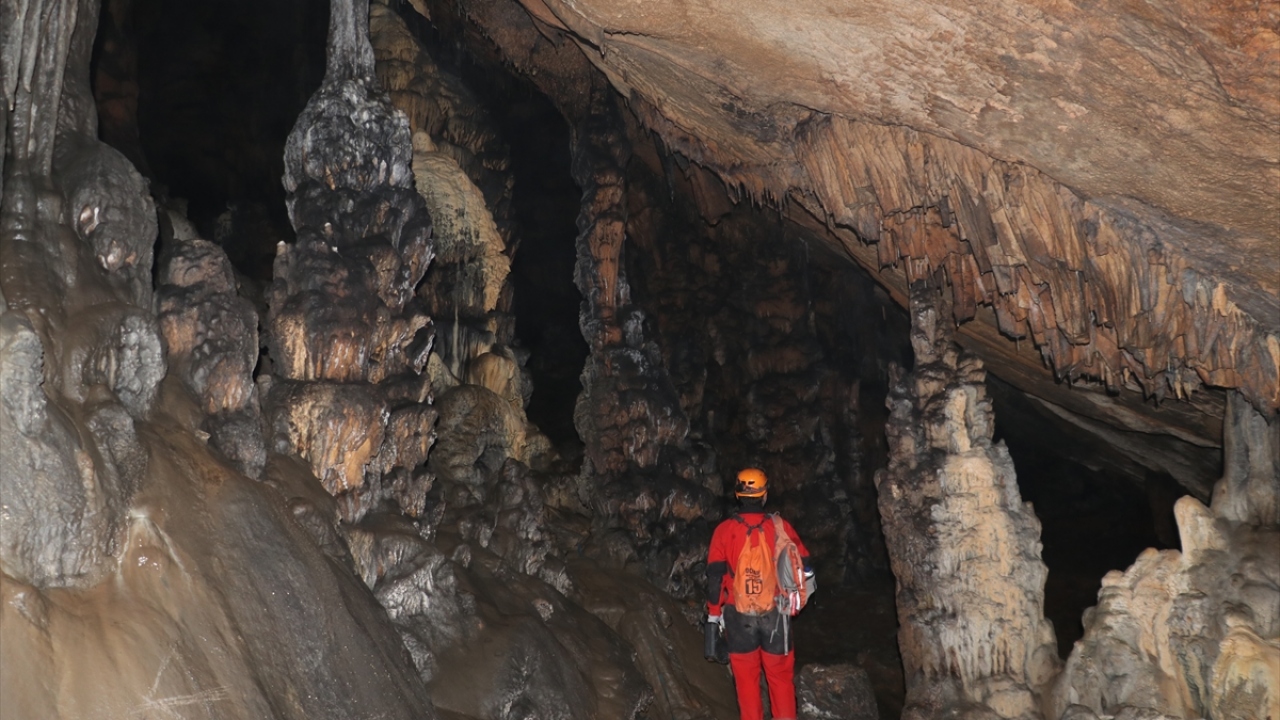 Çevre ve Şehircilik Bakanlığınca Türkiye`deki 60 mağarada jeolojik ve ekolojik özelliklerinin tespiti için yürütülen çalışmaya dahil edilen mağarada, Mağara Araştırma Derneği üyeleri ile akademisyenlerden oluşan ekip çalışma yaptı. 
