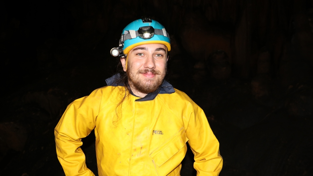 Ekipte yer alan jeolog Burak Gezer, mağaranın su aşındırmasıyla oluştuğunu söyledi.