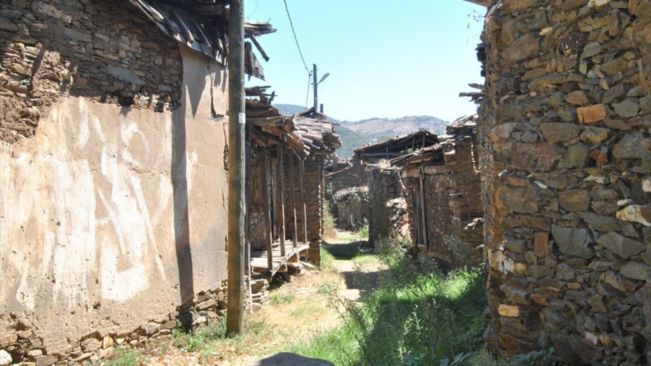 Ödemiş`e 18 kilometre uzaklıktaki köyde dış dünyayla bağlantıyı her gün Ödemiş`teki evine motosikletiyle gelip giden köyün kahvecisi Mehmet Güler sağlıyor.