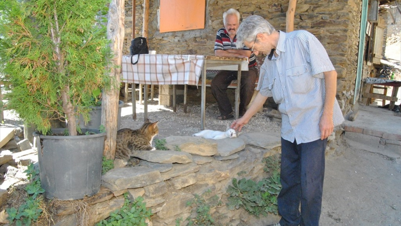 Köyü, burada yaşayanlara yardımcı olmayı sevdiğini anlatan Güler, "Hiçbir maddi beklentim yok, insanlık vazifemi yerine getiriyorum." dedi. 