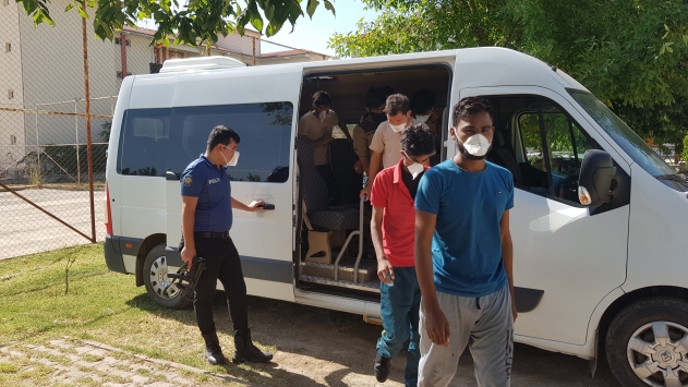 Erzincanda minibüs içerisinde 16 yabancı uyruklu yakalandı