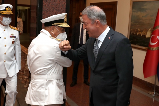 Akar, Libya Deniz Kuvvetleri Komutanı Abuhuliayı kabul etti