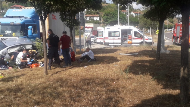 Bilecikte tır ile otomobil çarpıştı: 5 yaralı