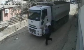 Freni boşalan hafriyat kamyonu binaya çarptı