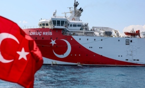 Antalya polisi Oruç Reis'i selamladı