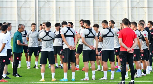 Konyasporda İsmail Kartal takımıyla ilk antrenmanına çıktı