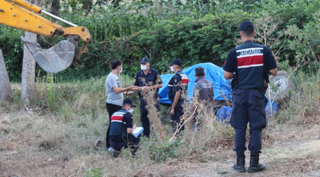 Devrilen traktörün altında kalarak babasıyla aynı kaderi paylaştı