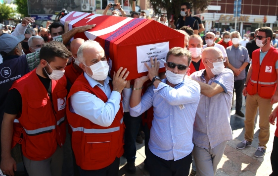 Suriyede şehit olan Türk Kızılay personeli Arif Kıdımanın cenazesi toprağa verildi