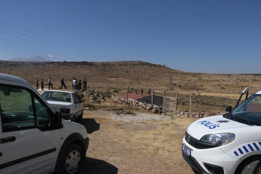 Hazine arazisindeki evin yıkımını engellemek için silahla çatıya çıkan aileyi polis ikna etti