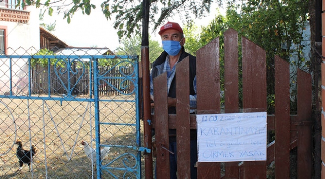 Karantinada kapıya uyarı astılar: Tel örgüden içeriye girmek yasak