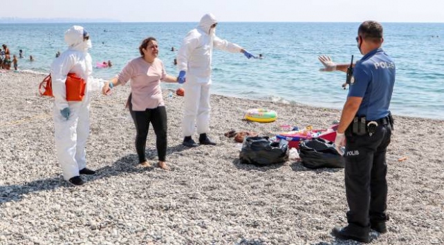 Karantinada olması gereken kadın sahilde yakalandı