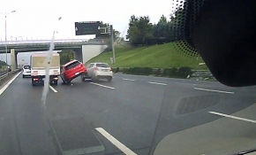 Önce şerit değiştiren araca sonra bariyerlere çarptı