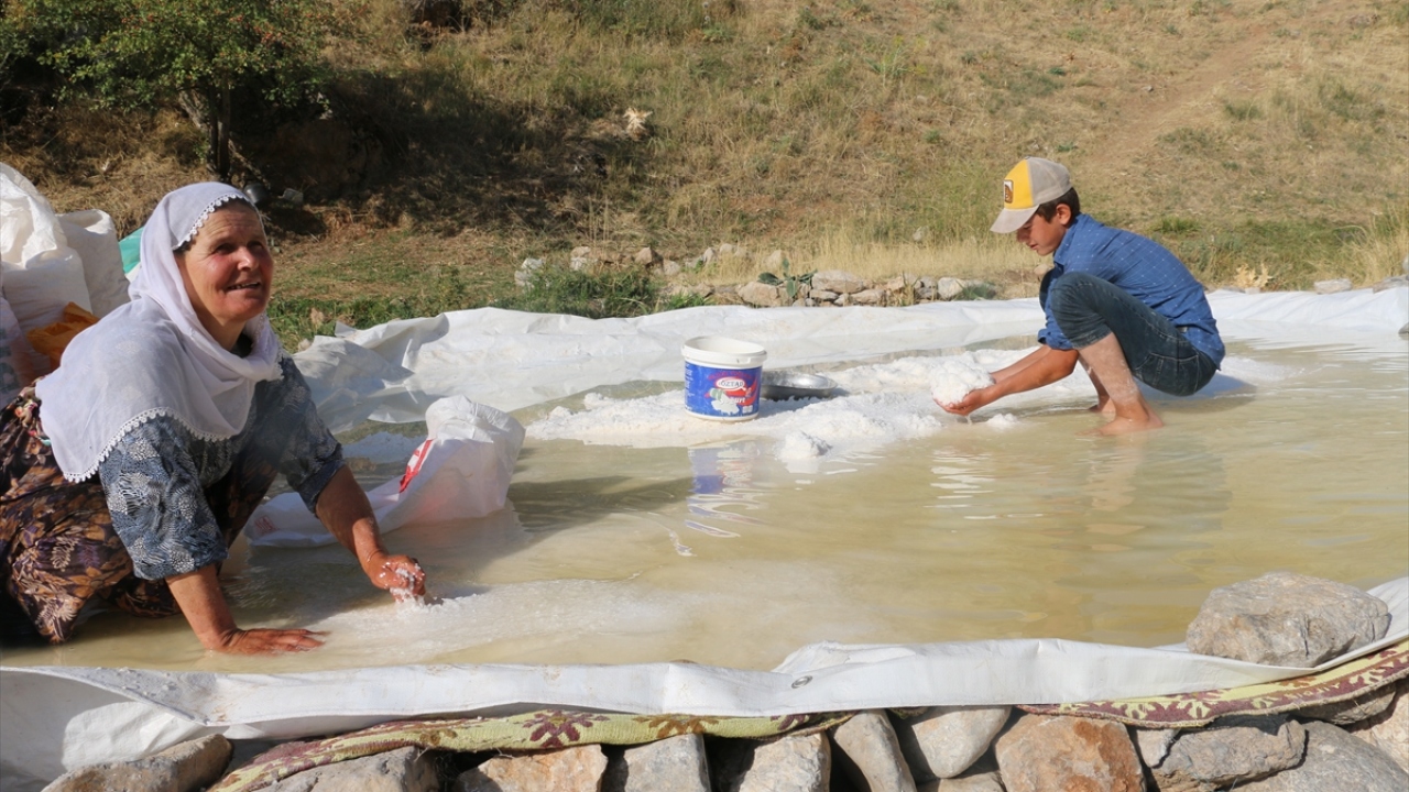 İlçeye bağlı Tuzcular köyü yakınındaki vadide doğal kaynak sularından çıkarılan tuz, sıcak havada işlenerek kullanılabilir hale getiriliyor.