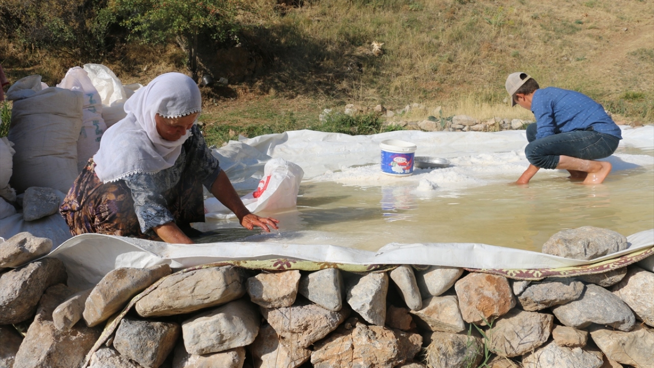 Kadınlar çocuklarıyla sıcağa rağmen elde ettiği kaya tuzunu, civar köylerde ve ilçelerde satıyor.