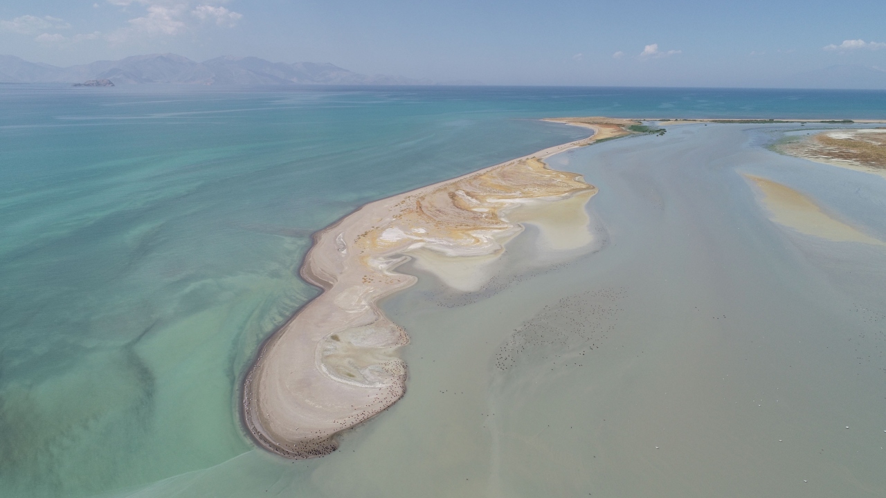 Edremit ilçesine bağlı Enginsu Mahallesi sınırlarında bulunan Van Gölü`nde, son yıllarda küresel ısınma tehlikesi yaşanıyor.