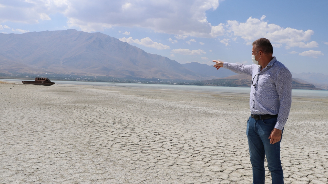 Göllerin su seviyesinin mevsim şartlarına bağlı farklılık göstermesinin normal olduğunu belirten Prof. Dr. Alaeddinoğlu, geçmişe kıyasla bu seviye oranlarında ciddi değişikliklerin olduğuna işaret etti.