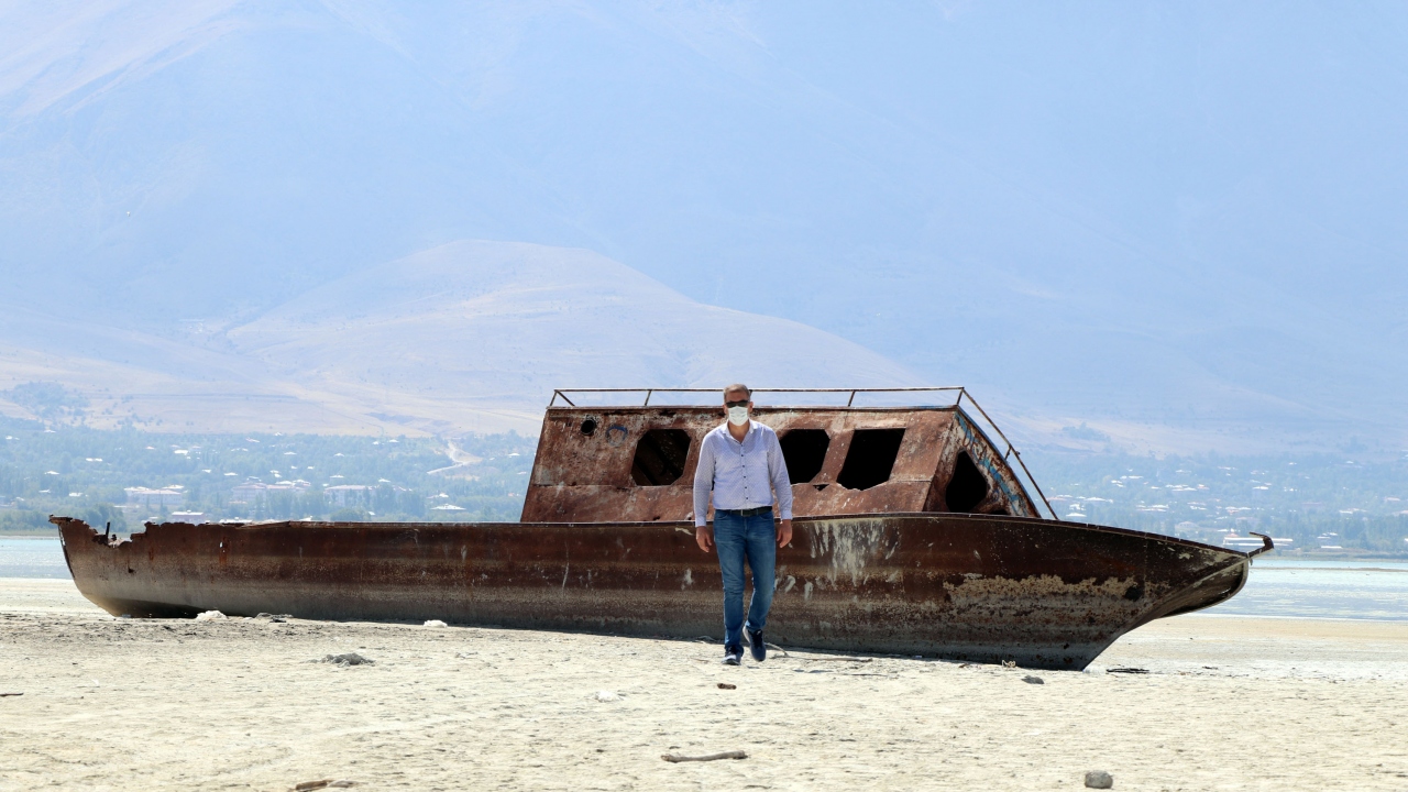 "Van Gölü`nün alanı giderek küçülüyor"