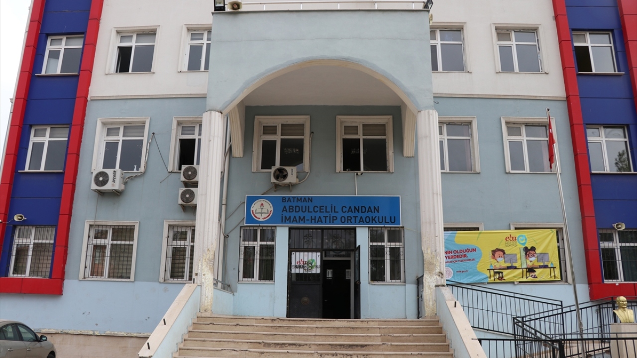 Öğrencilerden Rukiye Temiz ise insanlara faydalı bir proje geliştirmenin mutluluğunu yaşadıklarını dile getirdi.