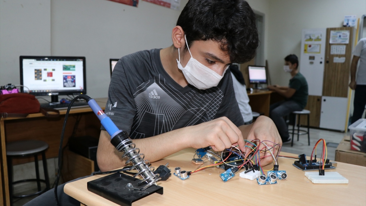 Projede yer alan öğrencilerden Musab Aydınlı da projelerinin TEKNOFEST`te finale kalmasının sevincini yaşadıklarını anlatarak, hedeflerinin birincilik elde etmek olduğunu söyledi.