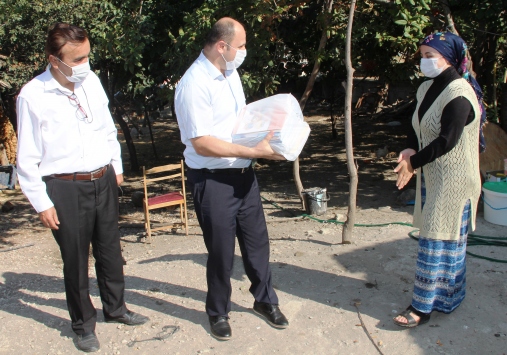 Taşovada evdeki öğrencilere öğretmenleri kitaplarını götürdü