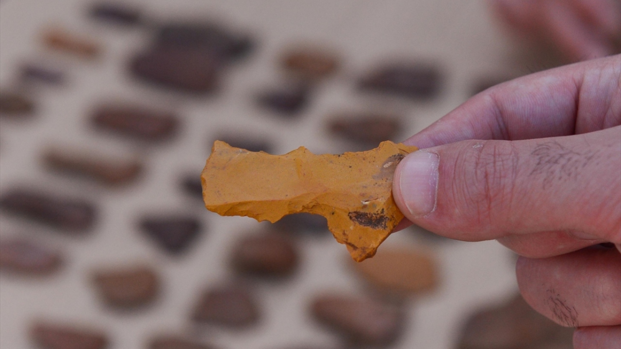 İlçeye bağlı Akyayık köyünde çoban 16 yaşındaki Umut Can Öner`in bir alanda taş aletler olduğunu yüzey araştırması ekibine göstermesiyle bu alandaki çalışmalar yoğunlaştırıldı.