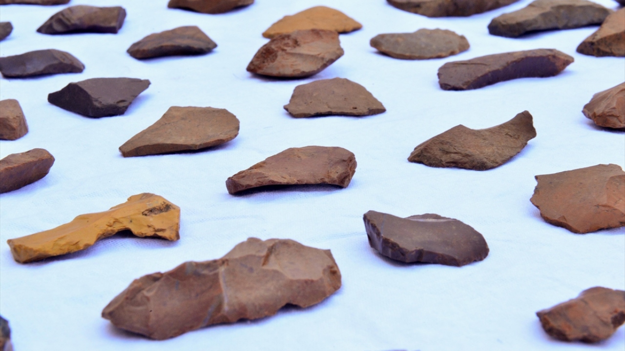 Ekipler, yaklaşık 4 günlük çalışma ile Orta-Üst Paleolitik ve Epipaleolitik döneme ait kalıntıları, büyük bir titizlikle gün yüzüne çıkarttı.