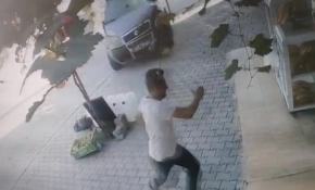 Kontrolden çıkan otomobilin altında kalmaktan son anda kurtuldu