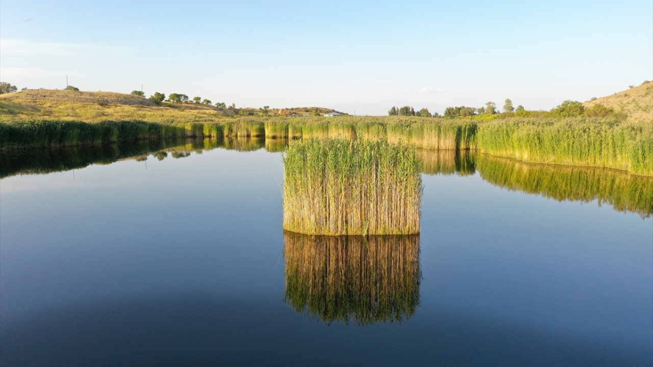 Havadan görüntülenen ve içerisinde yüzen adacıkların yer aldığı, 1500 rakımdaki göl, yerli ve yabancı ziyaretçilerini bekliyor. 
