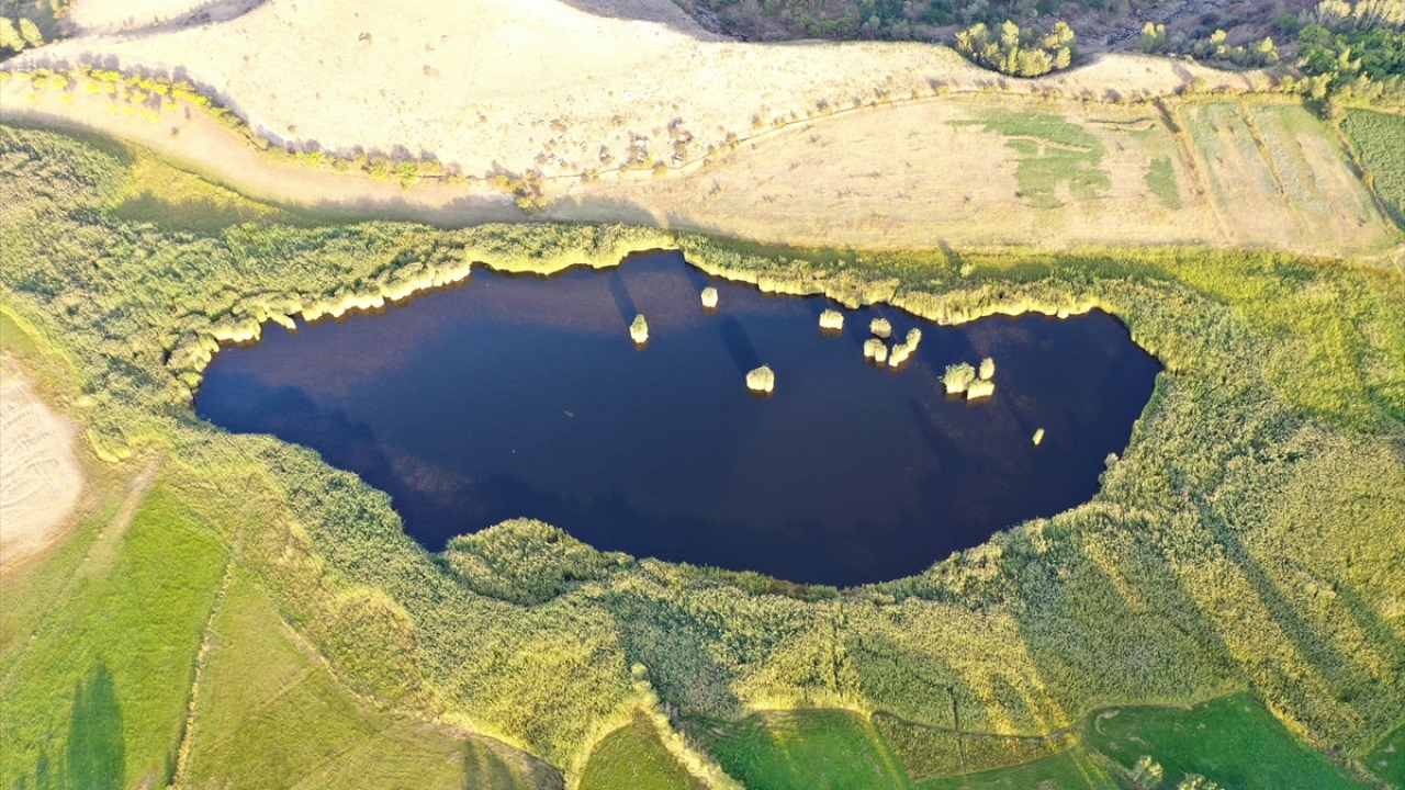 Doğa tutkunlarının bölgeye adeta akın ettiğini belirten Sarcan, "Gölümüz, doğal ortamı bozulmamış nadir göllerdendir. Doğaseverleri bu gölü görmeye davet ediyoruz." dedi. 