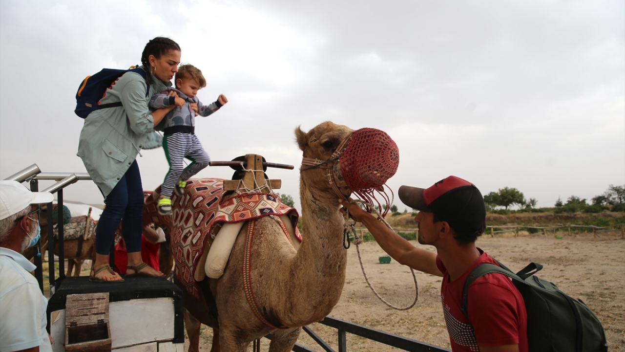 Etkinliğe katılan Amerikalı turist Nor Kassar, devenin egzotik bir hayvan olduğunu, Kapadokya`nın mistik görünümünde böyle bir etkinliğe katılmaktan heyecan duyduğunu belirtti.