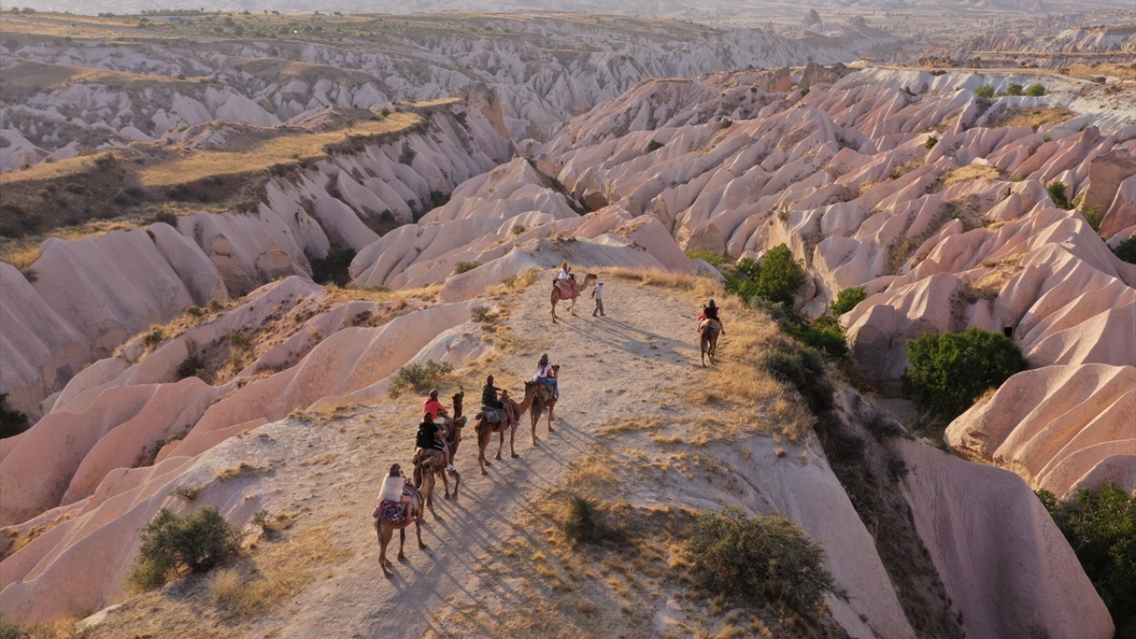 UNESCO Dünya Kültür Mirası Listesindeki Kapadokya`da, doğal, tarihi ve kültürel güzellikler arasında turistler için birbirinden farklı etkinlikler düzenleniyor.