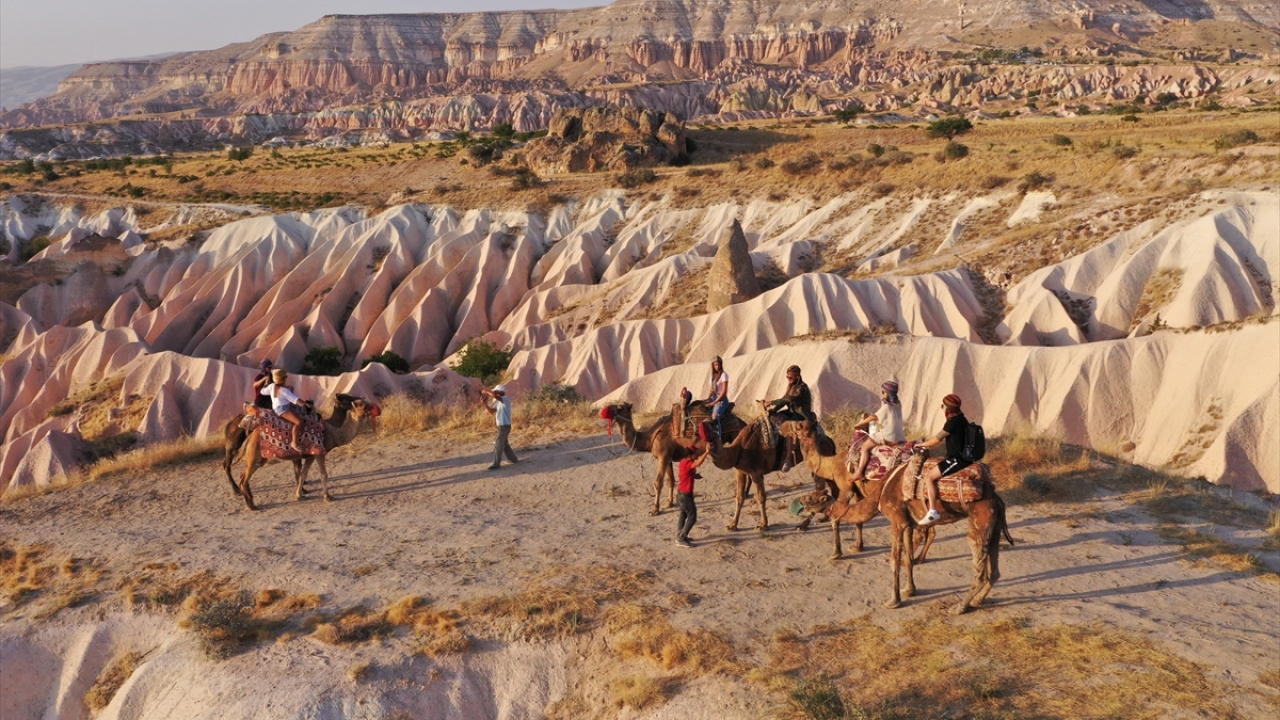 Bölgedeki Meskender, Güllüdere ve Kızıl Vadi sırtlarında gezinti yapan deve kervanı ilginç görüntü oluştururken, etkinlik turistlerin beğenisini topluyor.