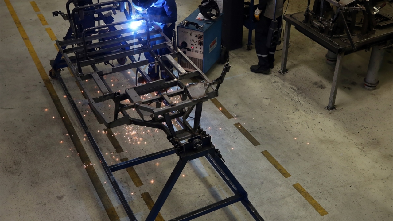 Ürettikleri mini kamyonetin 100 kilometrede 6-7 liralık enerji tükettiğini dile getiren Özkılıç, sözlerini şöyle tamamladı: