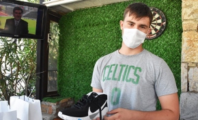 Biriktirdiği parası çalınan gence polislerden hediye