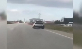 Aracının arkasına bağladığı köpeği metrelerce sürükledi