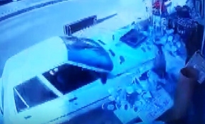 Hızını alamayan otomobil iş yerine daldı, 2 çocuk son anda kurtuldu