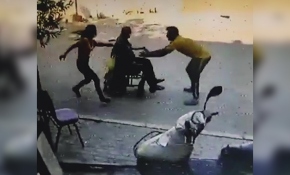 Tekerlekli sandalyeyi durduramayan yaşlı adamı böyle kurtardı