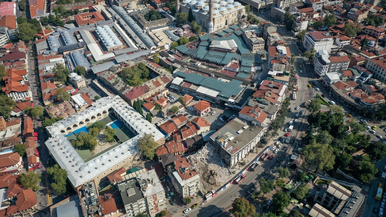 Başlanan yıkımların ardından Hanlar Bölgesi`nin "tarihe" ve "yeşile" kavuşmasının hedeflendiği proje, bölge esnafını ve ziyaretçileri de sevindiriyor.
