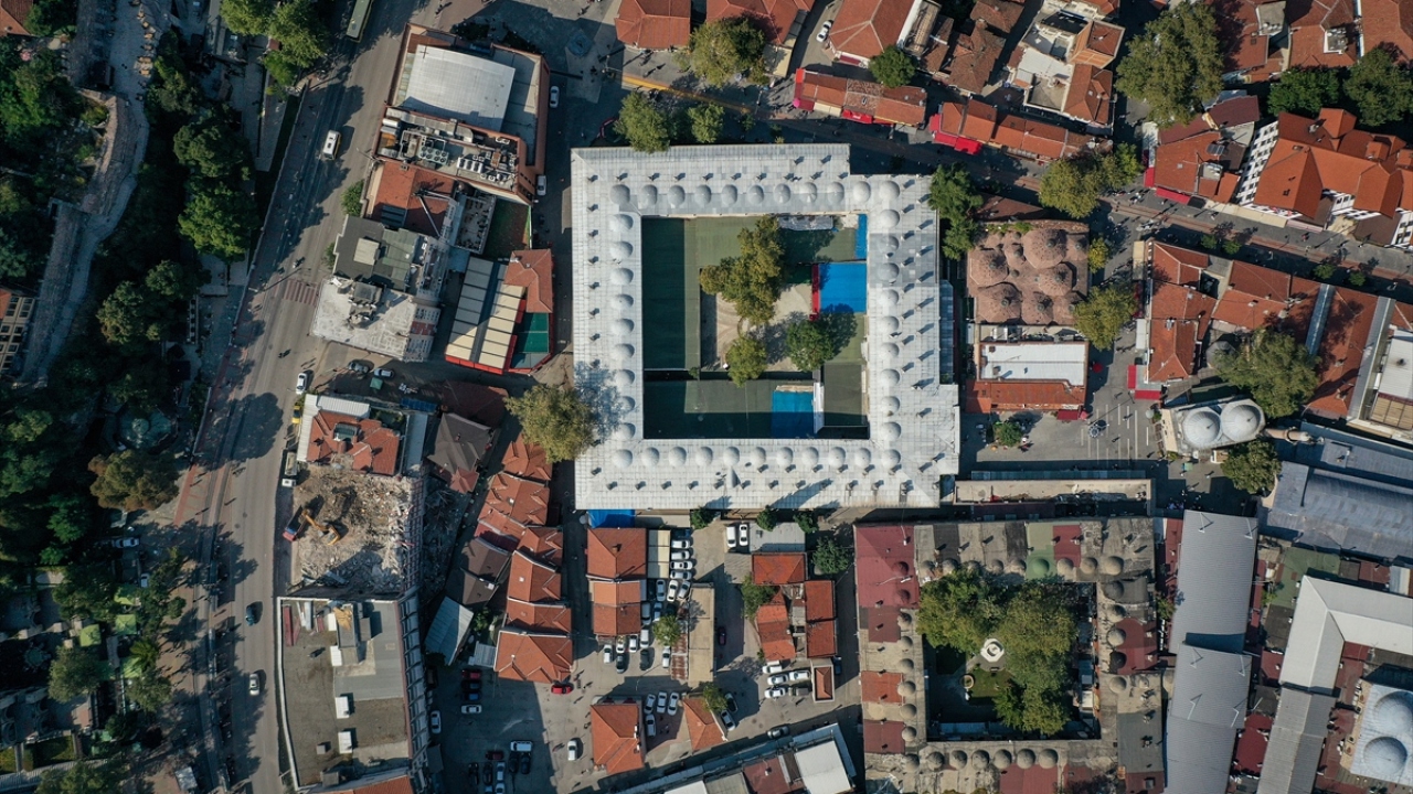 Ulu Cami çevresinde Bursa`nın fethinin ardından peyderpey yapılan 16 han, arasta, bedesten, pazar yerleri ve iç içe geçmiş çarşıları kapsayan Hanlar Bölgesi, yeni ve düzensiz yapılardan arındırılıyor.