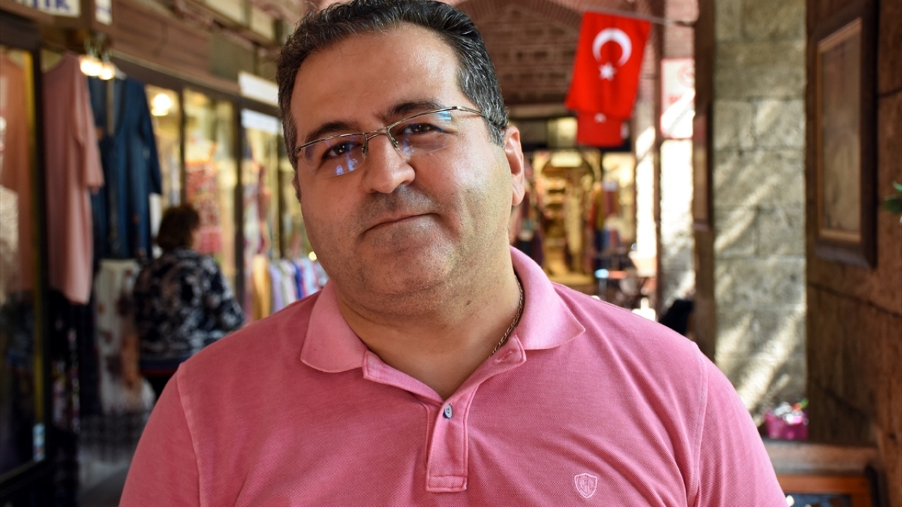 Kozahan`da 42 yıldır esnaflık yapan Bülent Çelikler de Bakan Kurum`un bölgeye verdiği önemin kendilerini mutlu ettiğini anlattı.