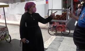 Çorum'da maske takmayan kadın, polisle tartıştı