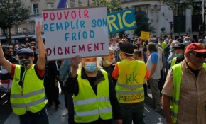 Fransa'da Macron yönetimine karşı protesto