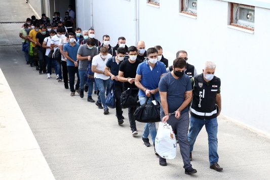 Adana merkezli 15 ildeki FETÖ operasyonunda gözaltına alınan 6 zanlı tutuklandı