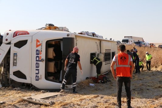Aksarayda devrilen yolcu otobüsünde 2si ağır 37 kişi yaralandı