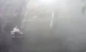 Motosikletçinin üzerine elektrik direği düştü