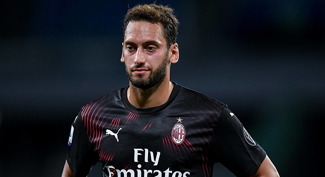 Milanda Hakan Çalhanoğlu ilk maçta en iyi seçildi