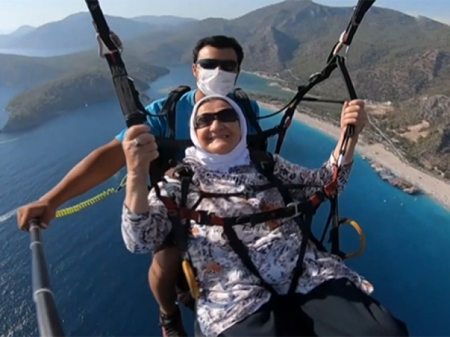 100 yaşında yamaç paraşütüyle atladı