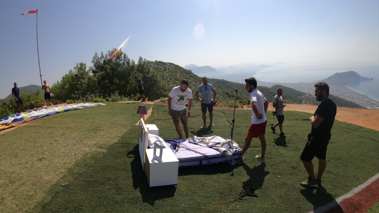 Kaval, gökyüzünde daha önce de tavla, okey oynamış, pijama ve terlik giyerek oturduğu koltukta televizyon izlemişti. 