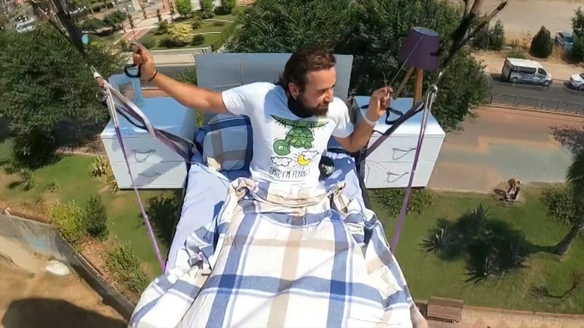 Havada Alanya manzarası eşliğinde yatağa uzanan Kaval, kurduğu çalar saatin çalmasıyla Kleopatra Plajı`na iniş yaptı. 